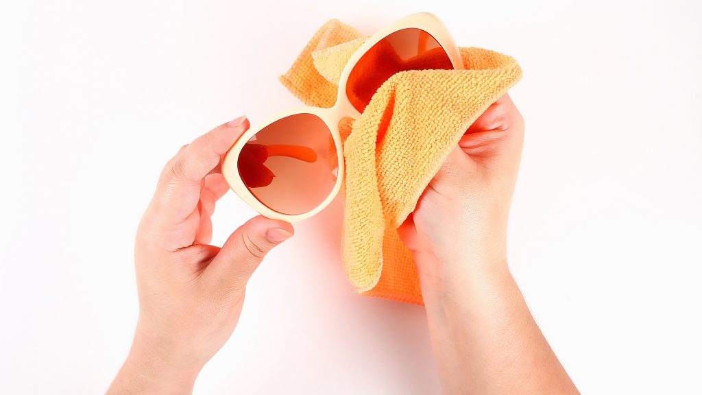 Come pulire gli occhiali da sole?